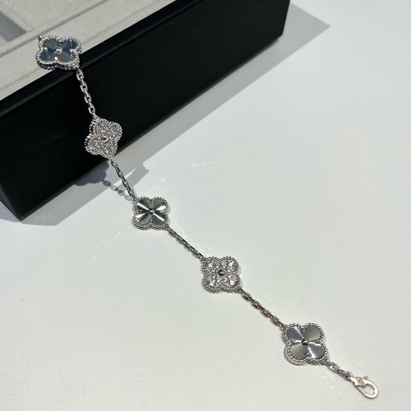 [Mystic] CLOVER 5 MOTIF LASER BRACELET COLLECTION