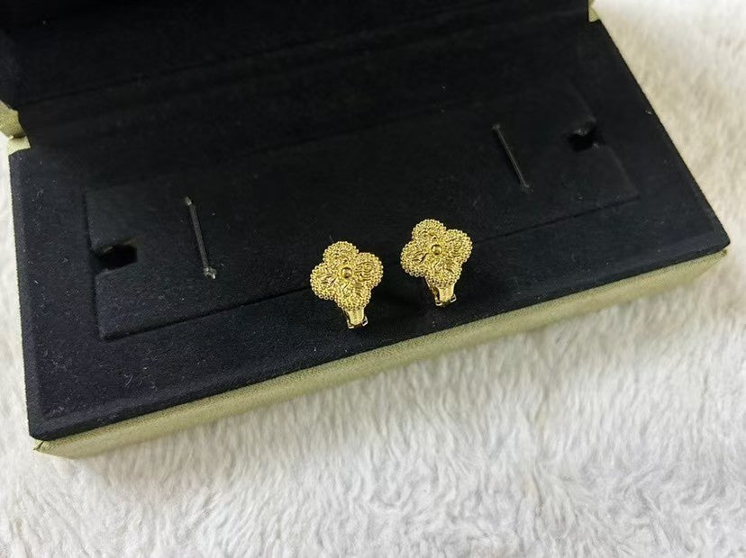 [Mystic]CLOVER MEDIUM STUD GILDED EARRINGS