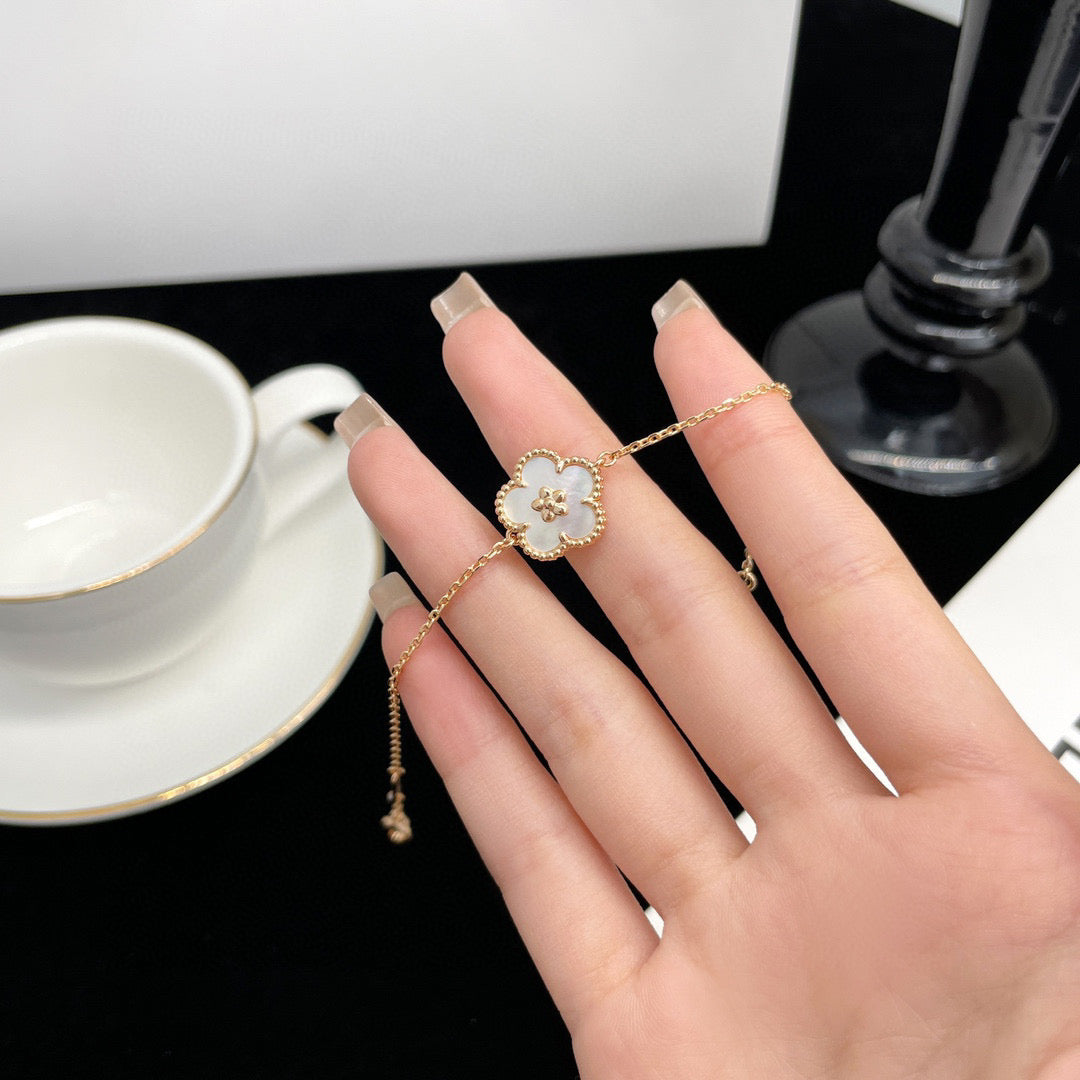 [Mystic]LUCKY WHITE MOP PLUM BLOSSOM  BRACELET