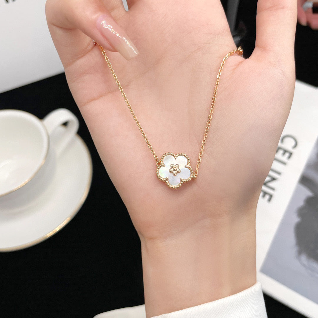 [Mystic]LUCKY WHITE MOP PLUM BLOSSOM  BRACELET