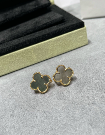 [Mystic]CLOVER MEDIUM GRAY MOP EARRINGS