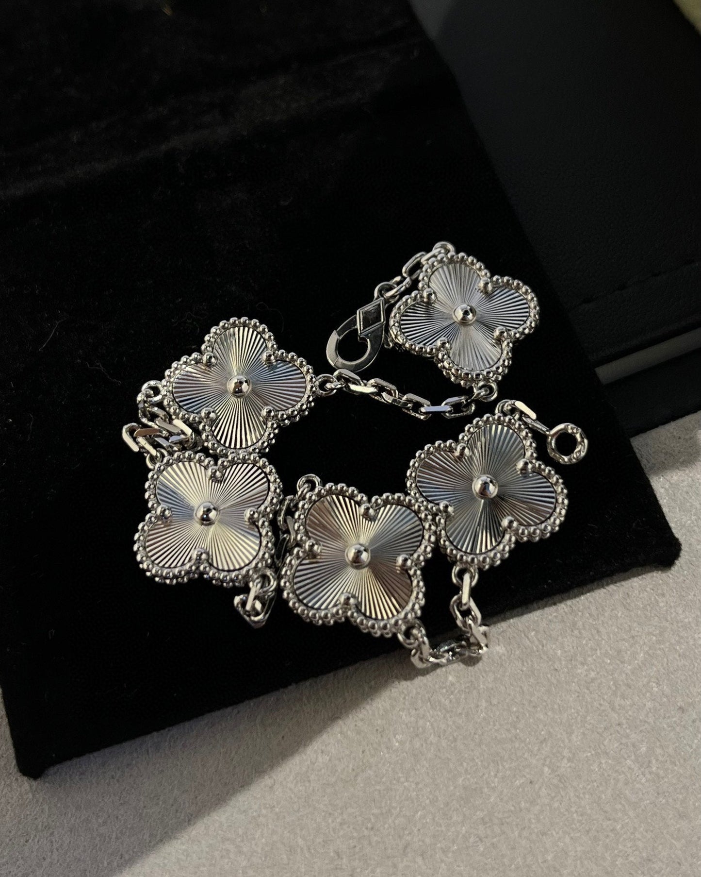 [Mystic] CLOVER 5 MOTIF LASER BRACELET COLLECTION