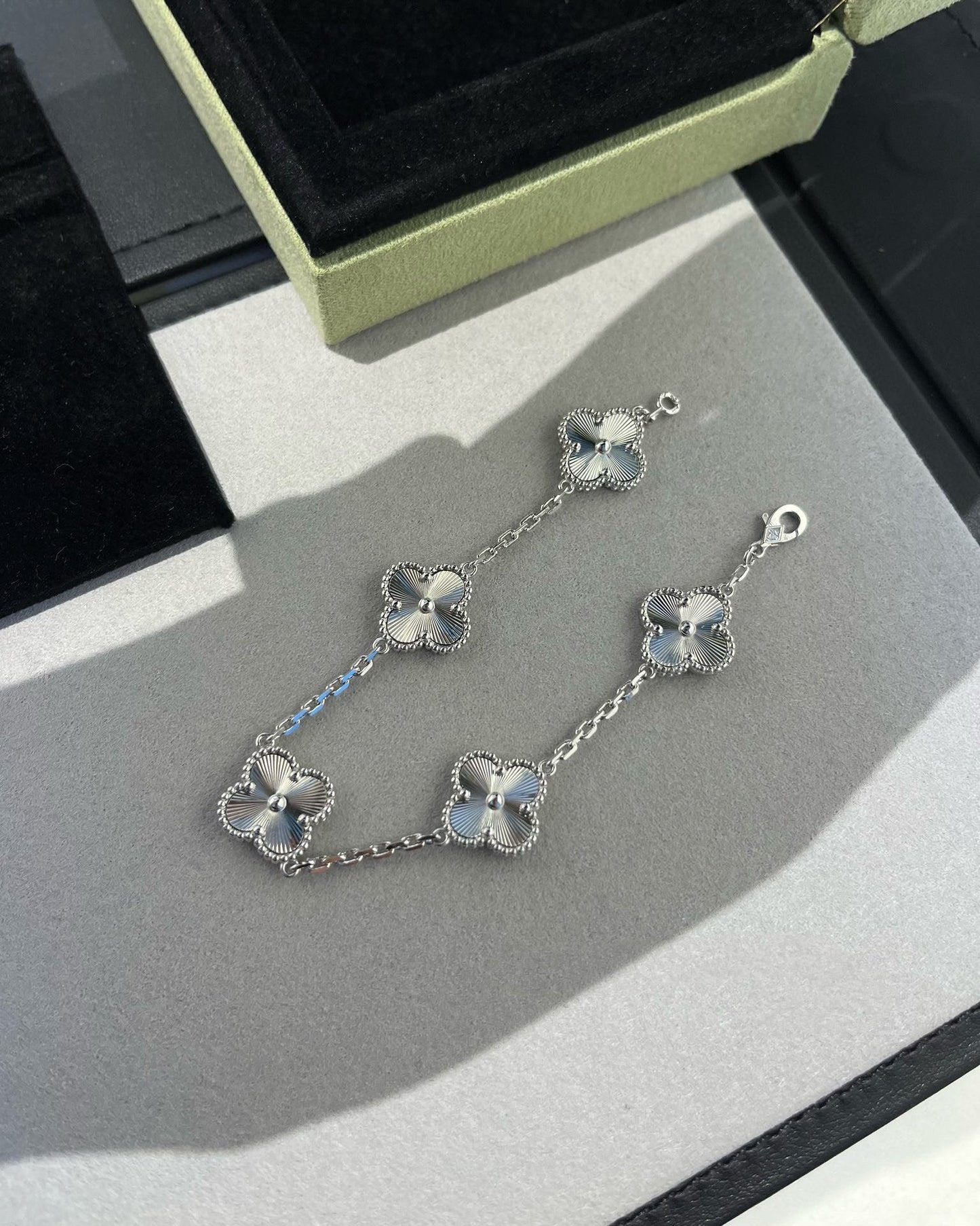 [Mystic] CLOVER 5 MOTIF LASER BRACELET COLLECTION